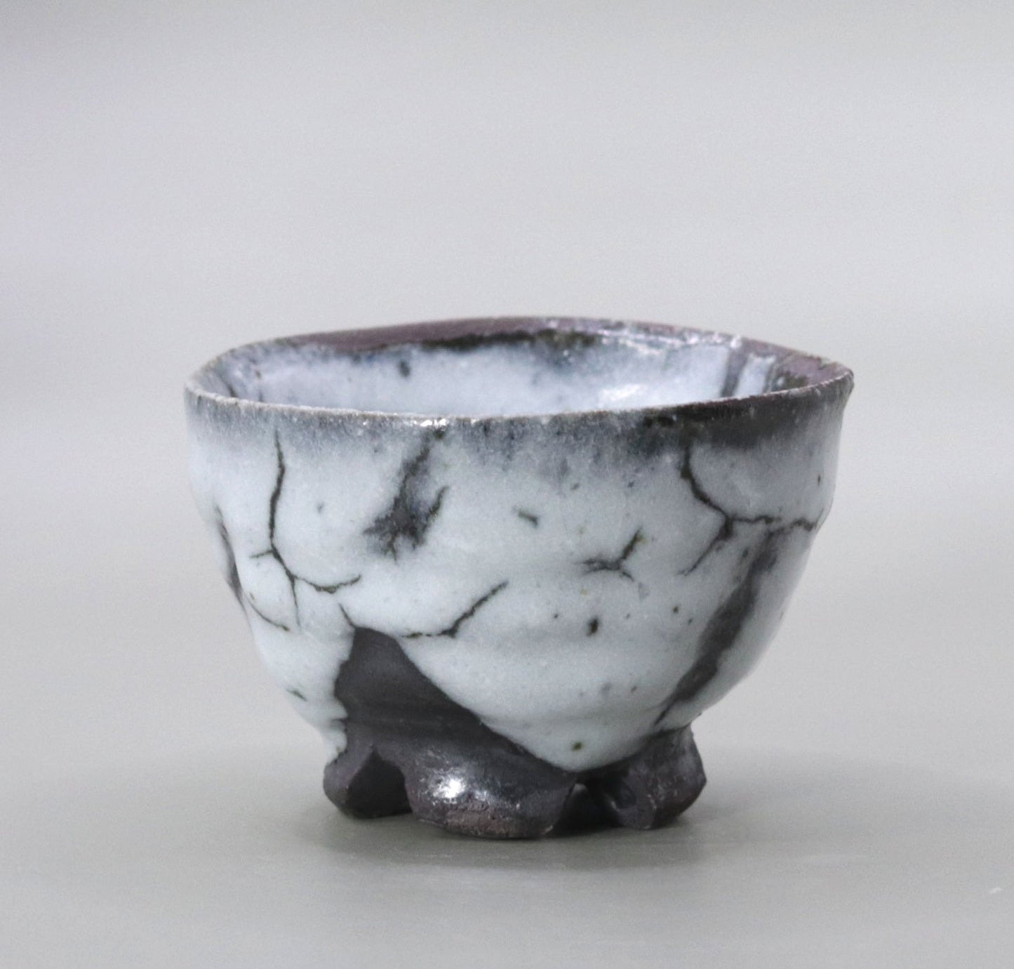 White flow glaze split high-footed sake cup by Yuichi Ikai