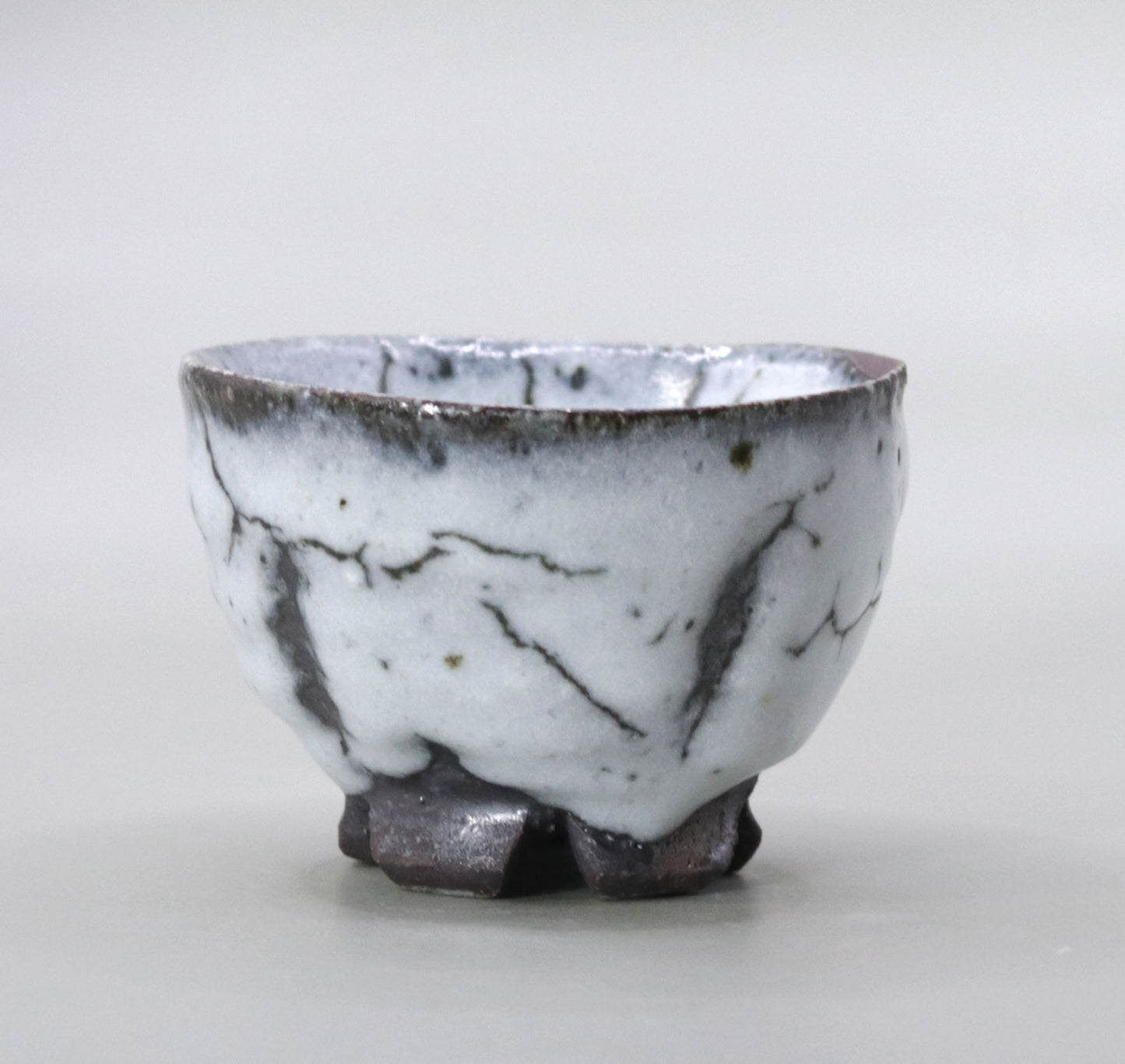 White flow glaze split high-footed sake cup by Yuichi Ikai