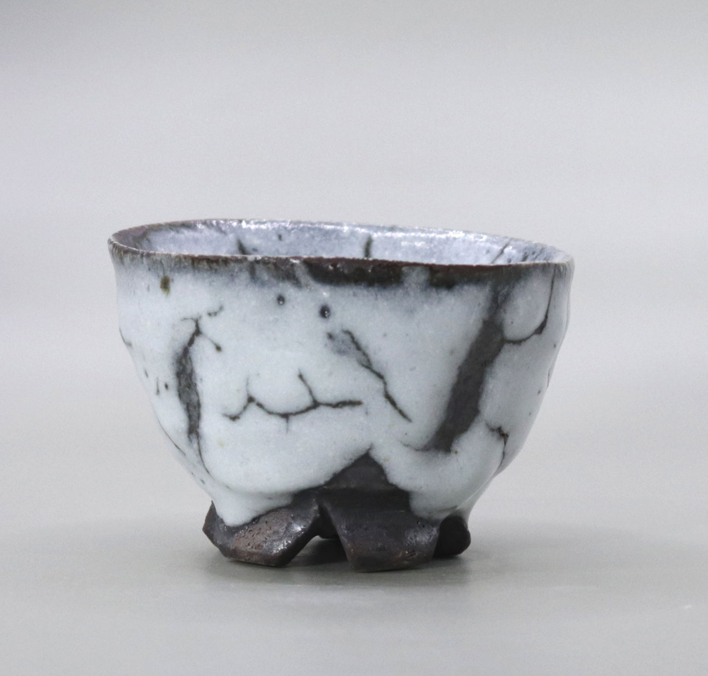 White flow glaze split high-footed sake cup by Yuichi Ikai