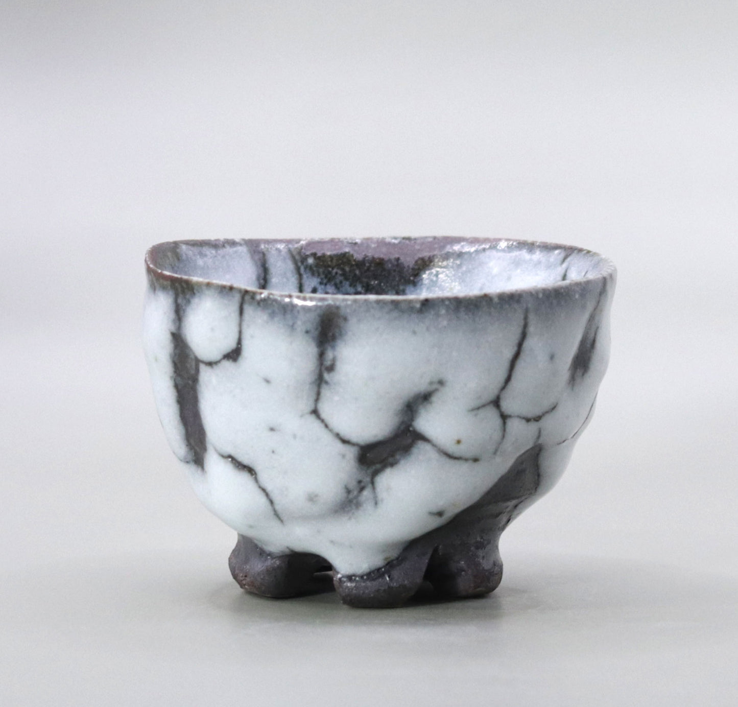 White flow glaze split high-footed sake cup by Yuichi Ikai