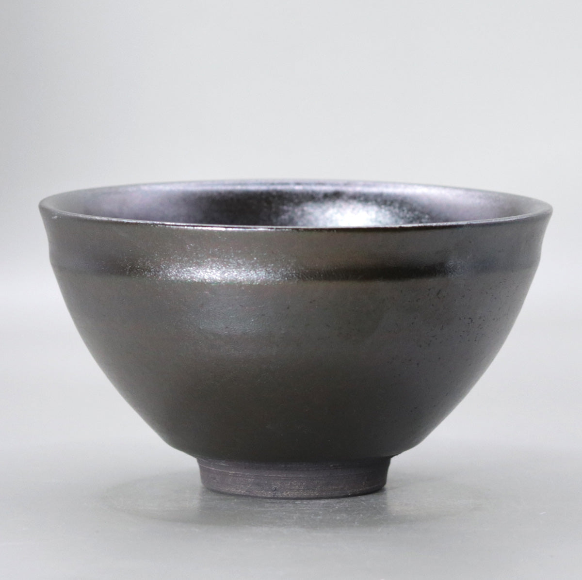 Iron glaze kiln-transformed tea bowl (Tenmoku style) by Okada Yu