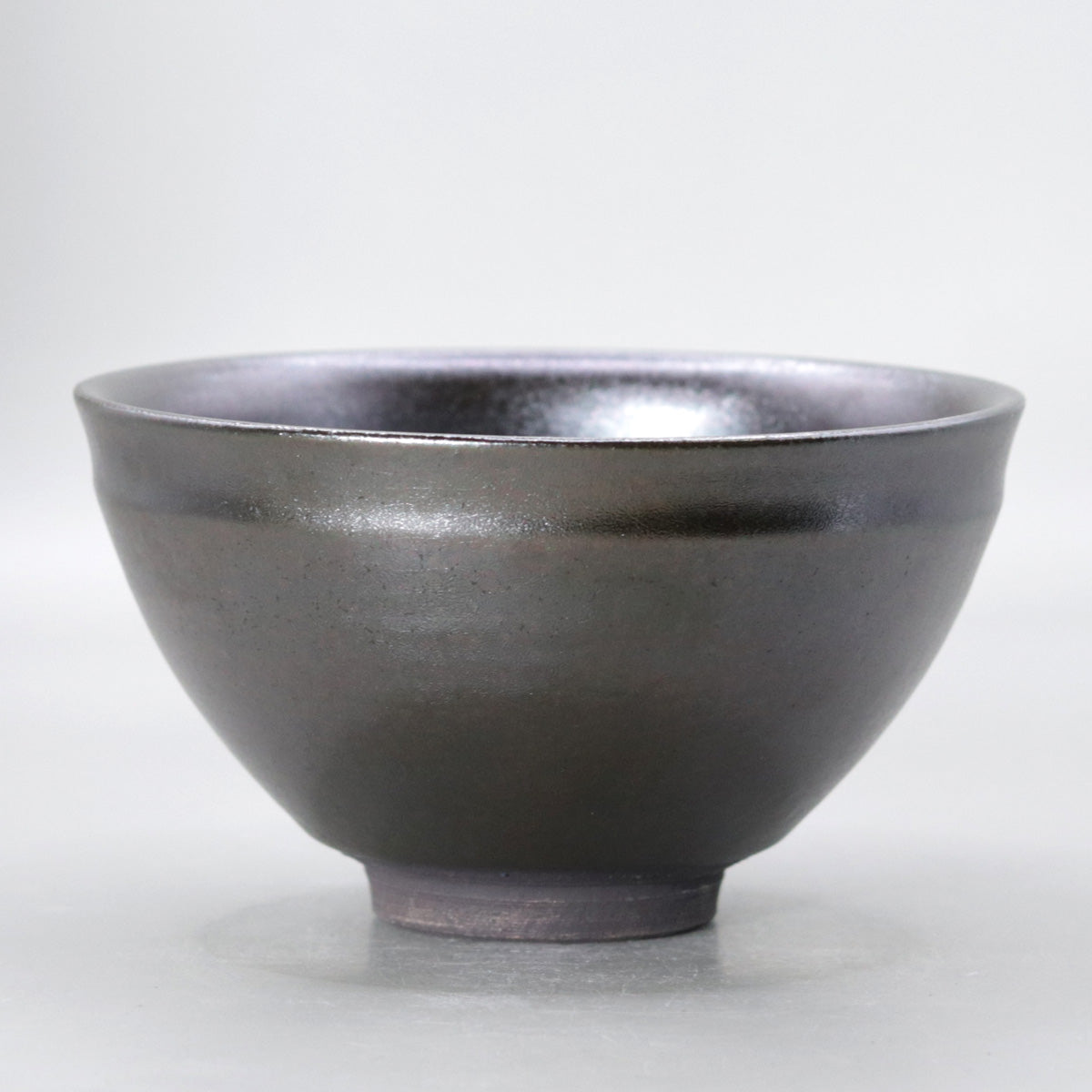 Iron glaze kiln-transformed tea bowl (Tenmoku style) by Okada Yu