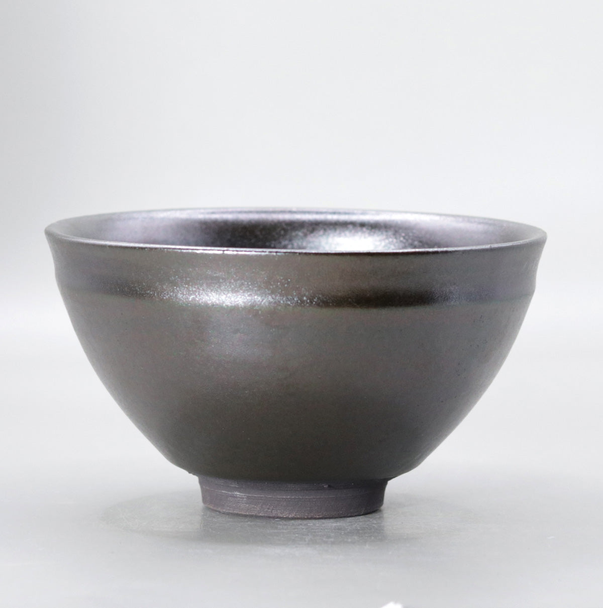 Iron glaze kiln-transformed tea bowl (Tenmoku style) by Okada Yu