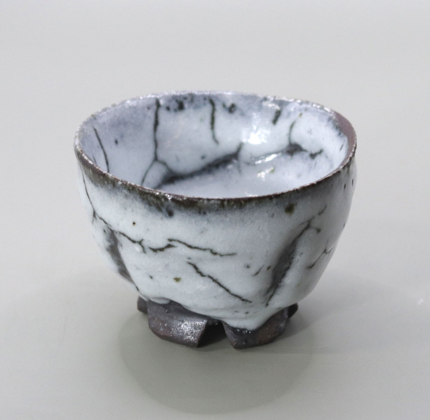 White flow glaze split high-footed sake cup by Yuichi Ikai