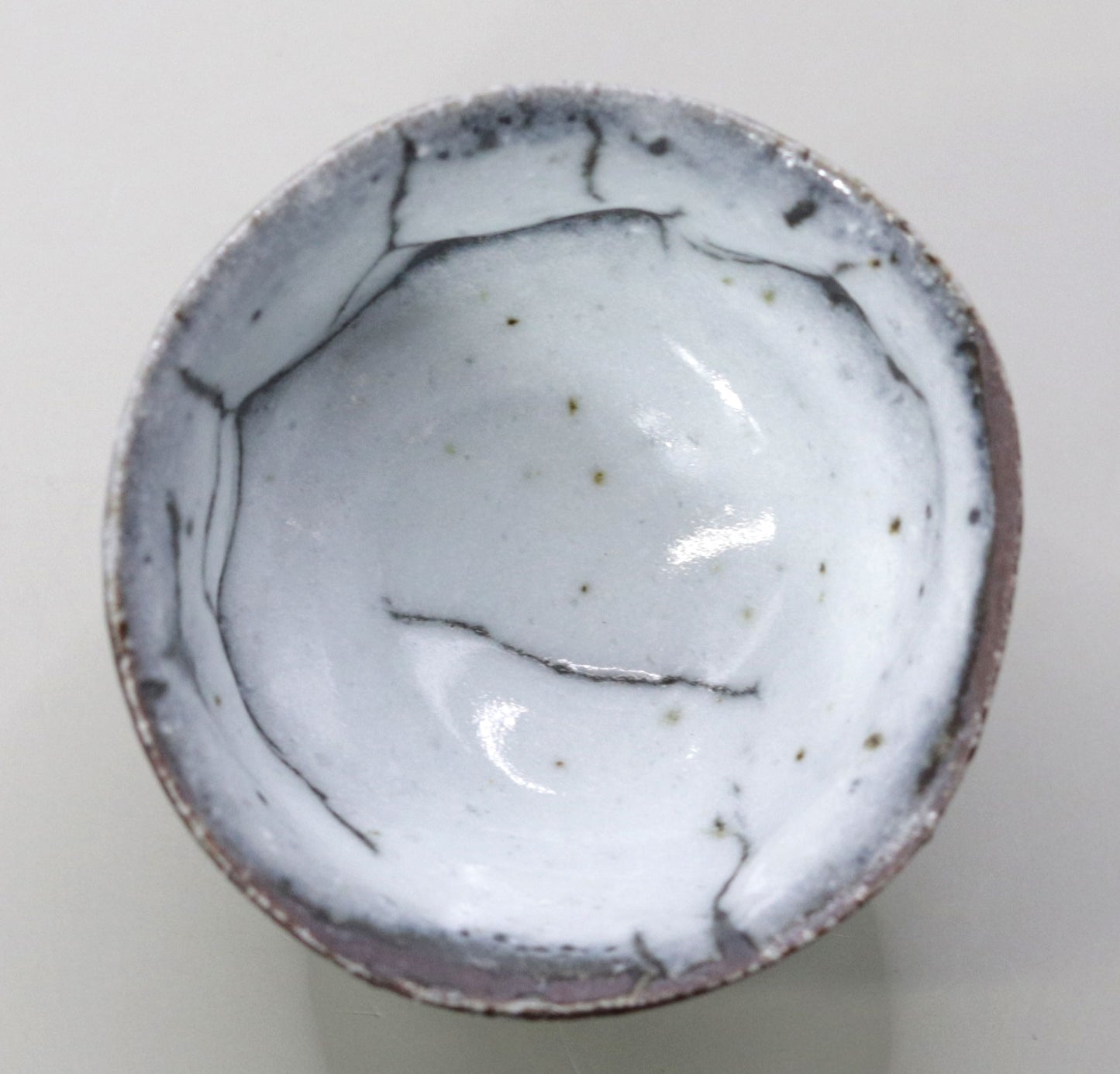 White flow glaze split high-footed sake cup by Yuichi Ikai