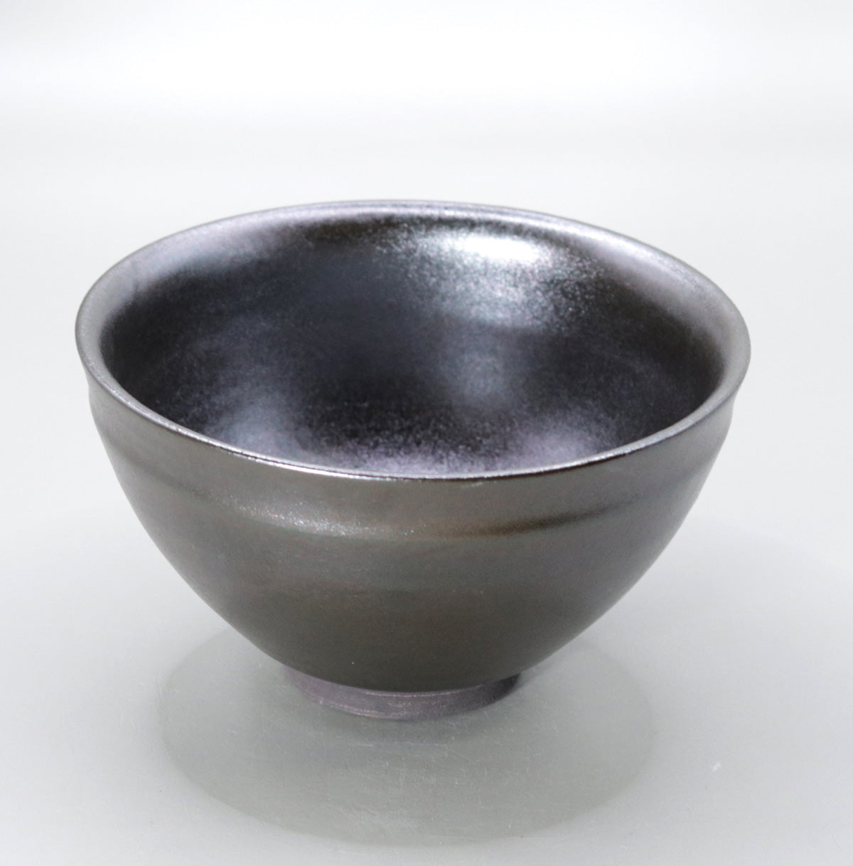 Iron glaze kiln-transformed tea bowl (Tenmoku style) by Okada Yu
