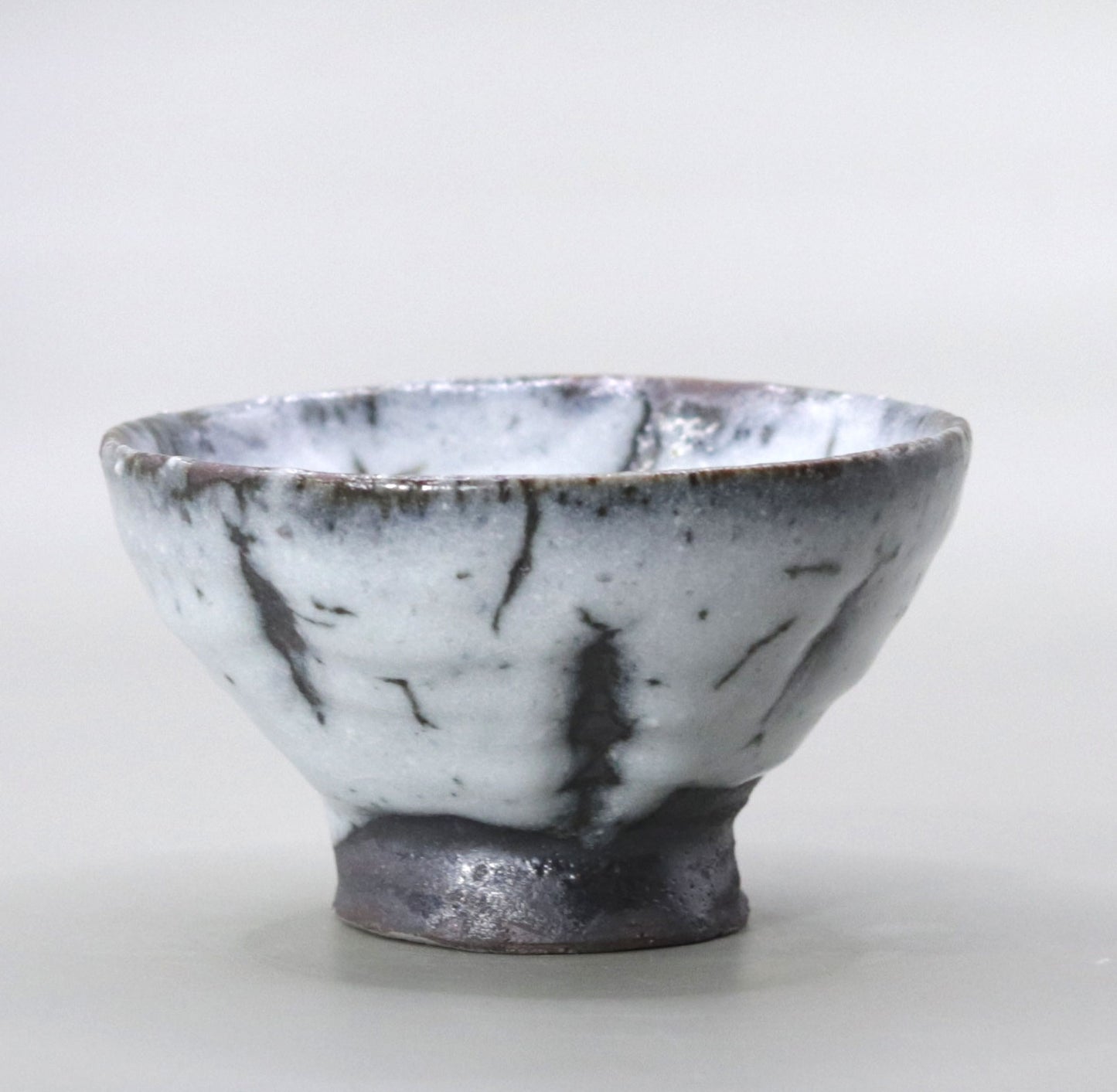 White flow glaze sake cup by Yuichi Ikai