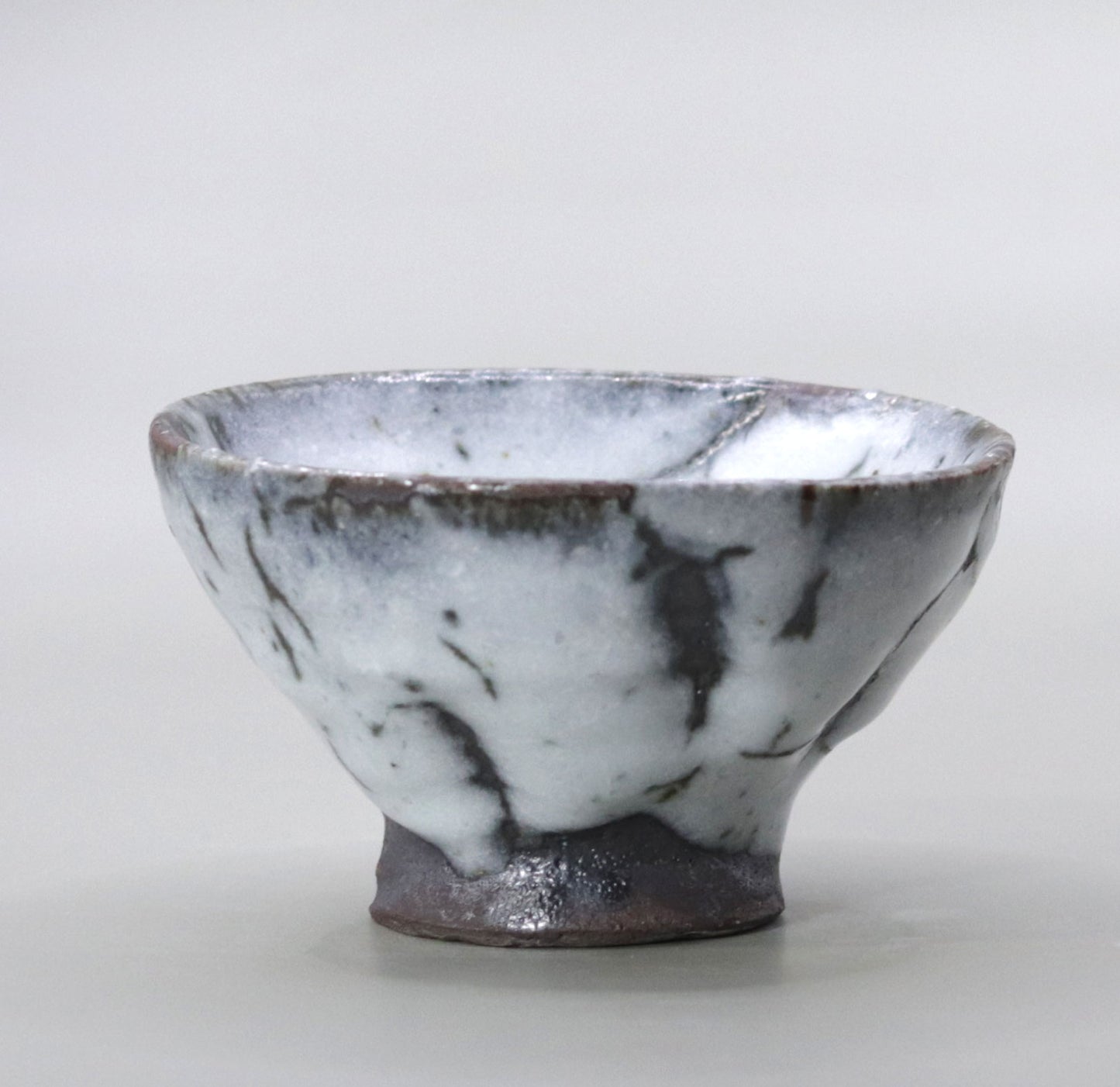 White flow glaze sake cup by Yuichi Ikai