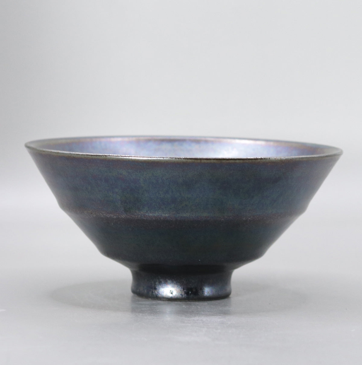 Iron glaze kiln-transformed tea bowl (line pattern) by Masaru Okada