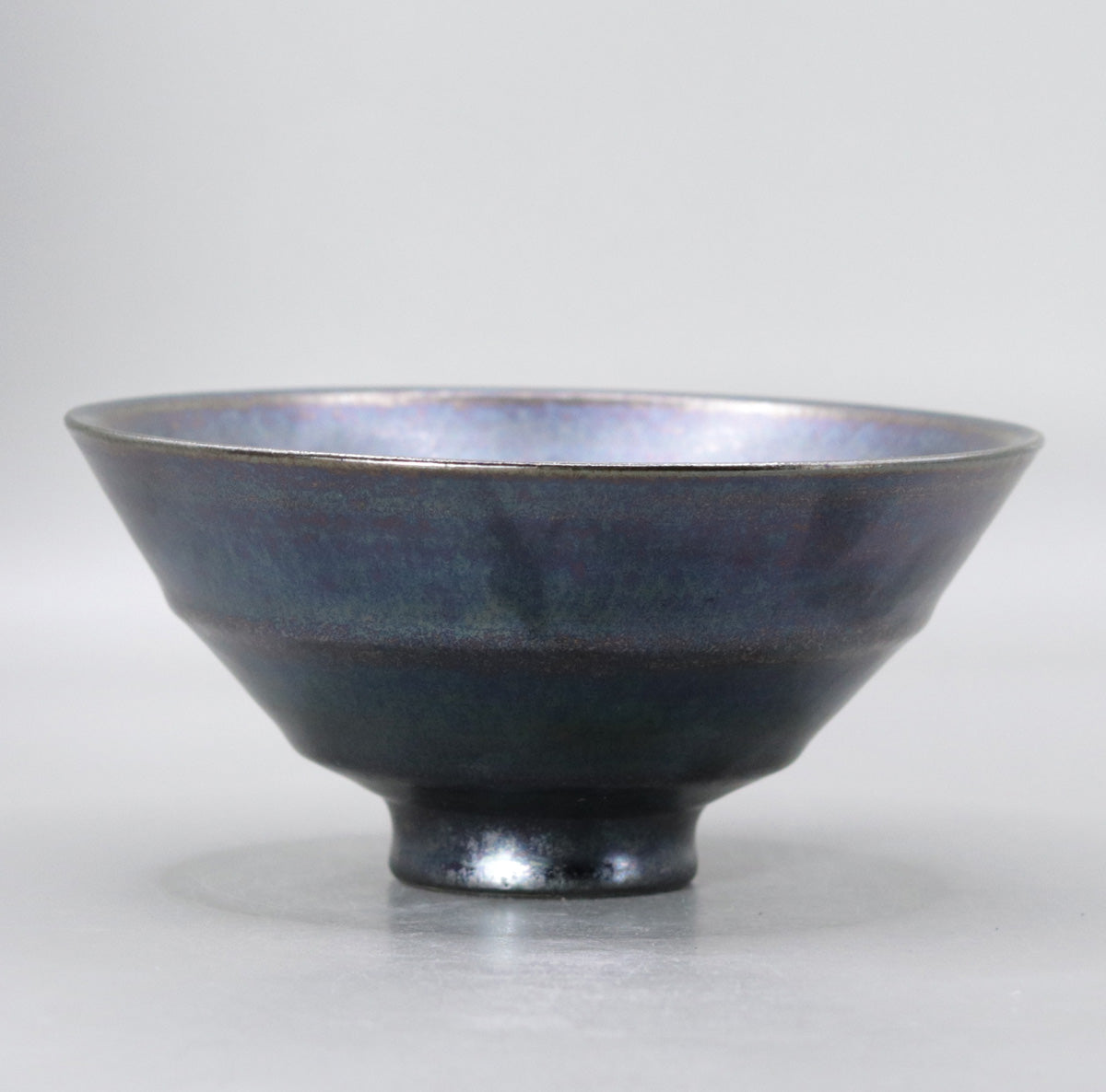 Iron glaze kiln-transformed tea bowl (line pattern) by Masaru Okada