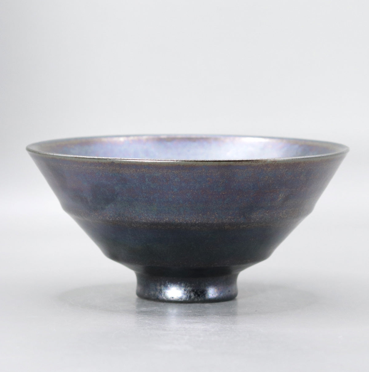 Iron glaze kiln-transformed tea bowl (line pattern) by Masaru Okada