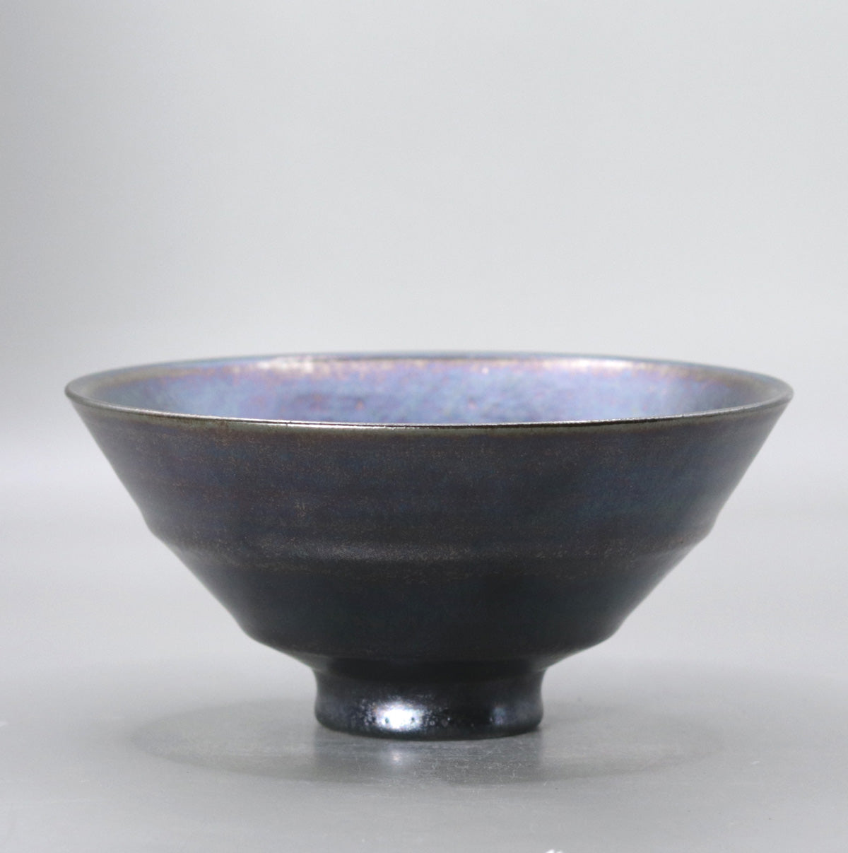 Iron glaze kiln-transformed tea bowl (line pattern) by Masaru Okada