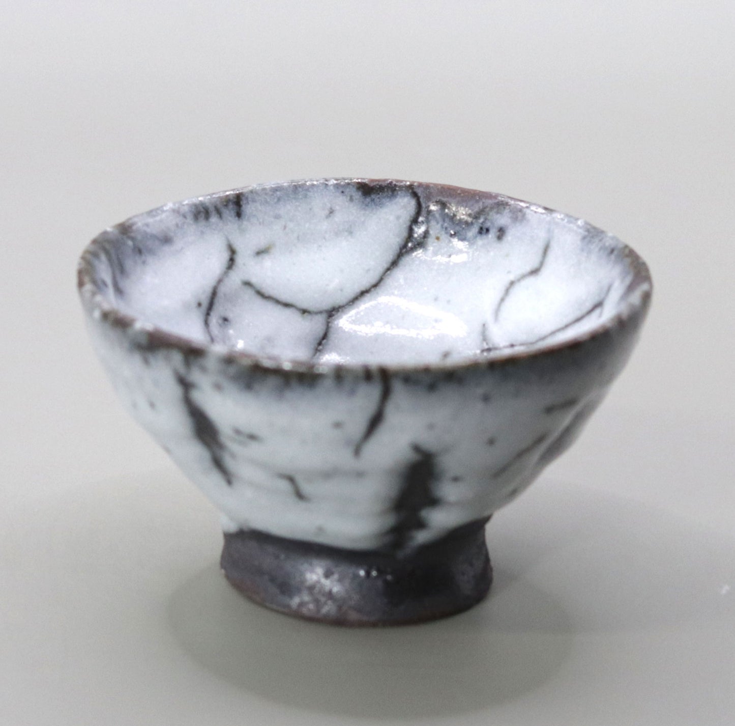 White flow glaze sake cup by Yuichi Ikai