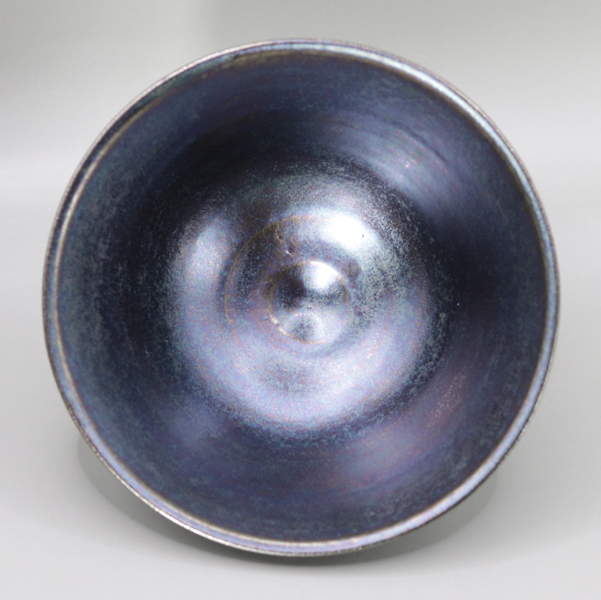 Iron glaze kiln-transformed tea bowl (line pattern) by Masaru Okada