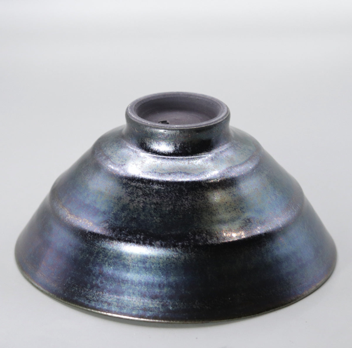 Iron glaze kiln-transformed tea bowl (line pattern) by Masaru Okada