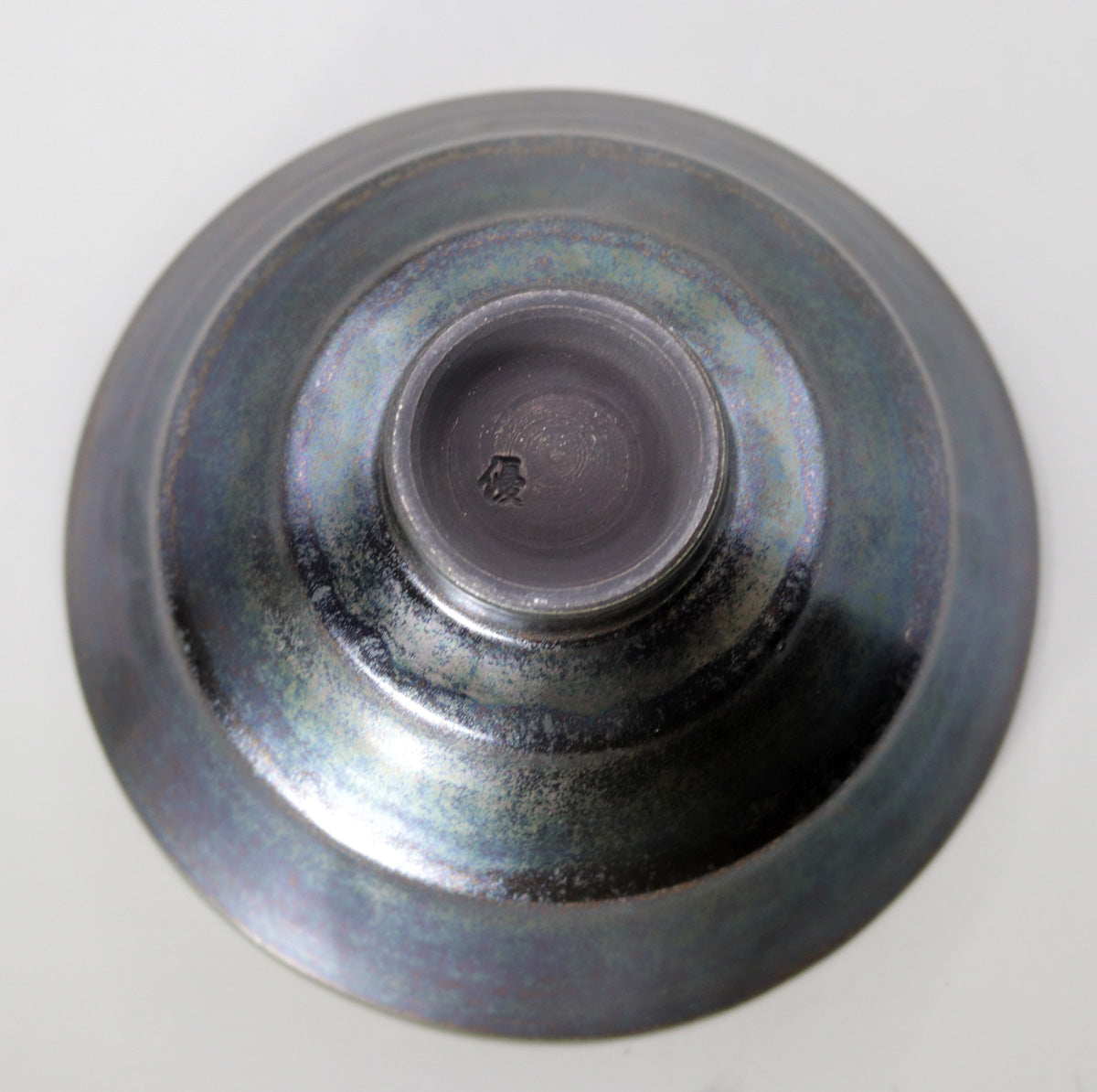 Iron glaze kiln-transformed tea bowl (line pattern) by Masaru Okada