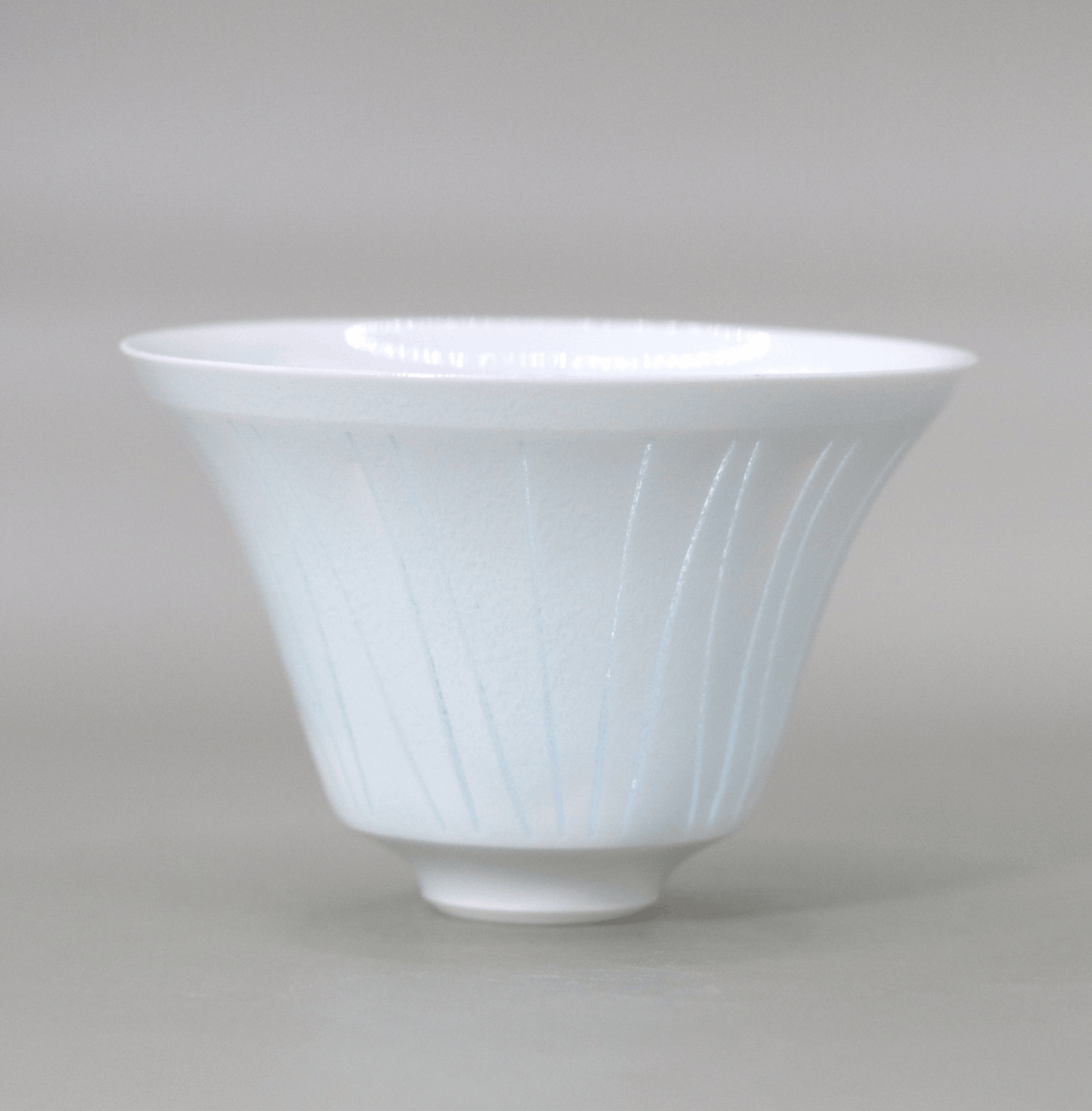 Blue and white porcelain Mizunohana sake cup by Kotaro Ikura