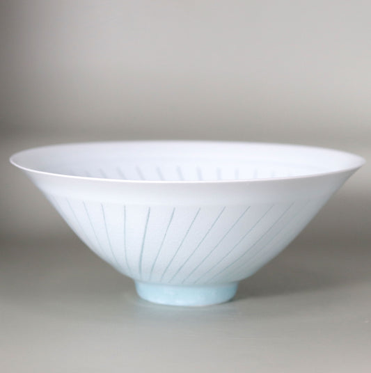 Blue and white porcelain Mizunohana tea bowl by Kotaro Ikura