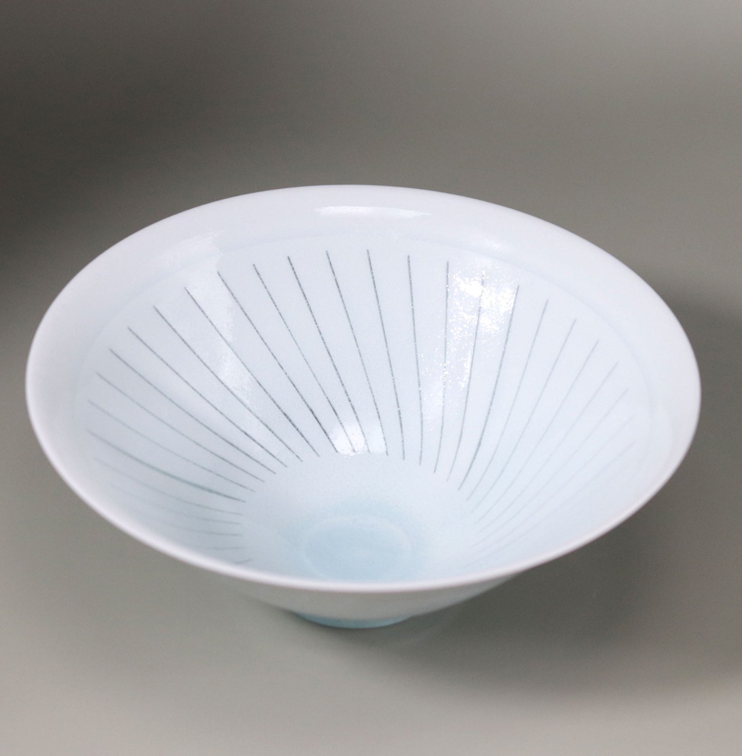 Blue and white porcelain Mizunohana tea bowl by Kotaro Ikura