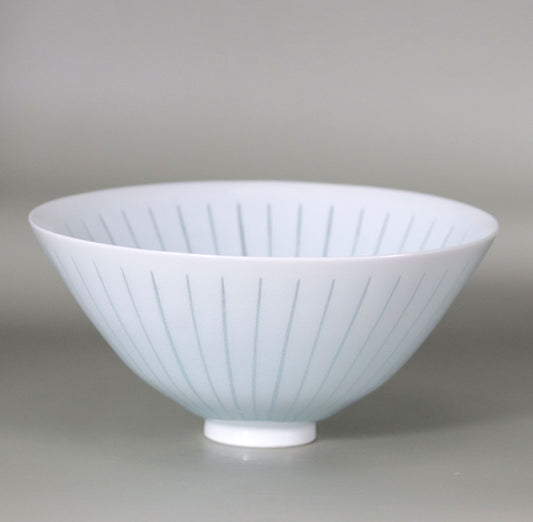 Blue and white porcelain Mizunohana tea bowl by Kotaro Ikura