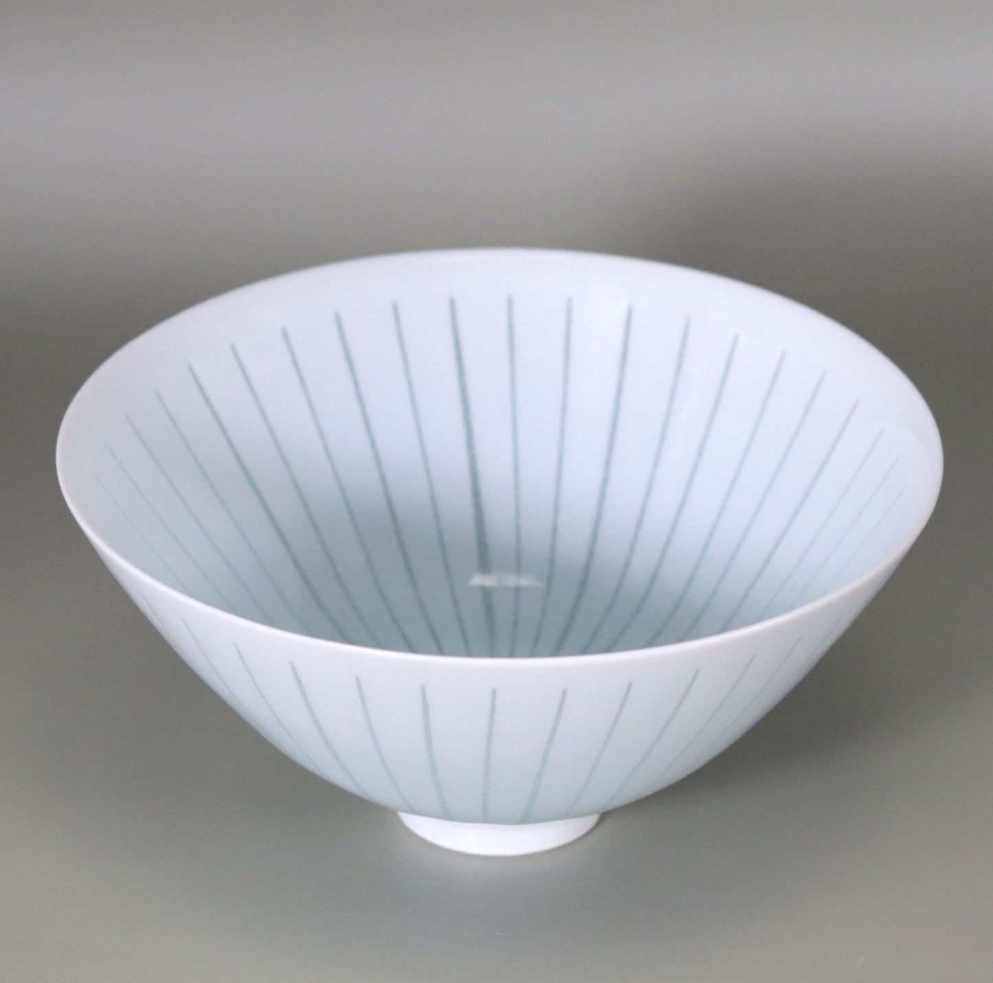 Blue and white porcelain Mizunohana tea bowl by Kotaro Ikura