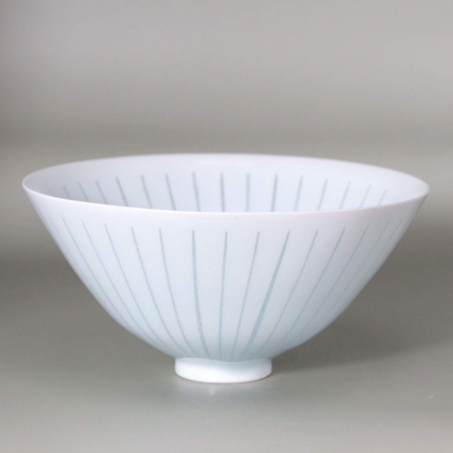 Blue and white porcelain Mizunohana tea bowl by Kotaro Ikura