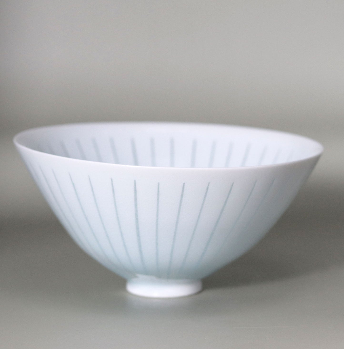 Blue and white porcelain Mizunohana tea bowl by Kotaro Ikura