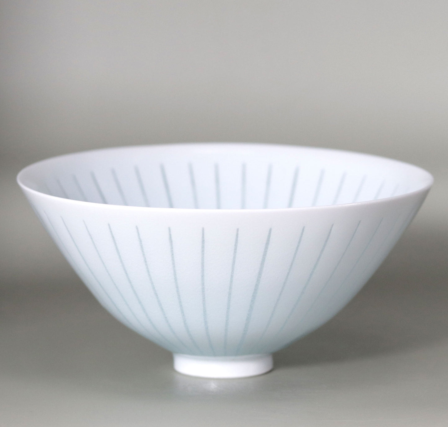 Blue and white porcelain Mizunohana tea bowl by Kotaro Ikura