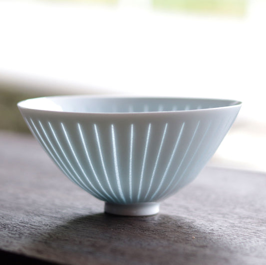 青白磁水ノ華茶碗  井倉幸太郎