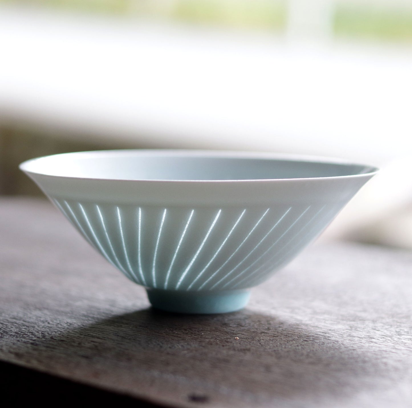 Blue and white porcelain Mizunohana tea bowl by Kotaro Ikura