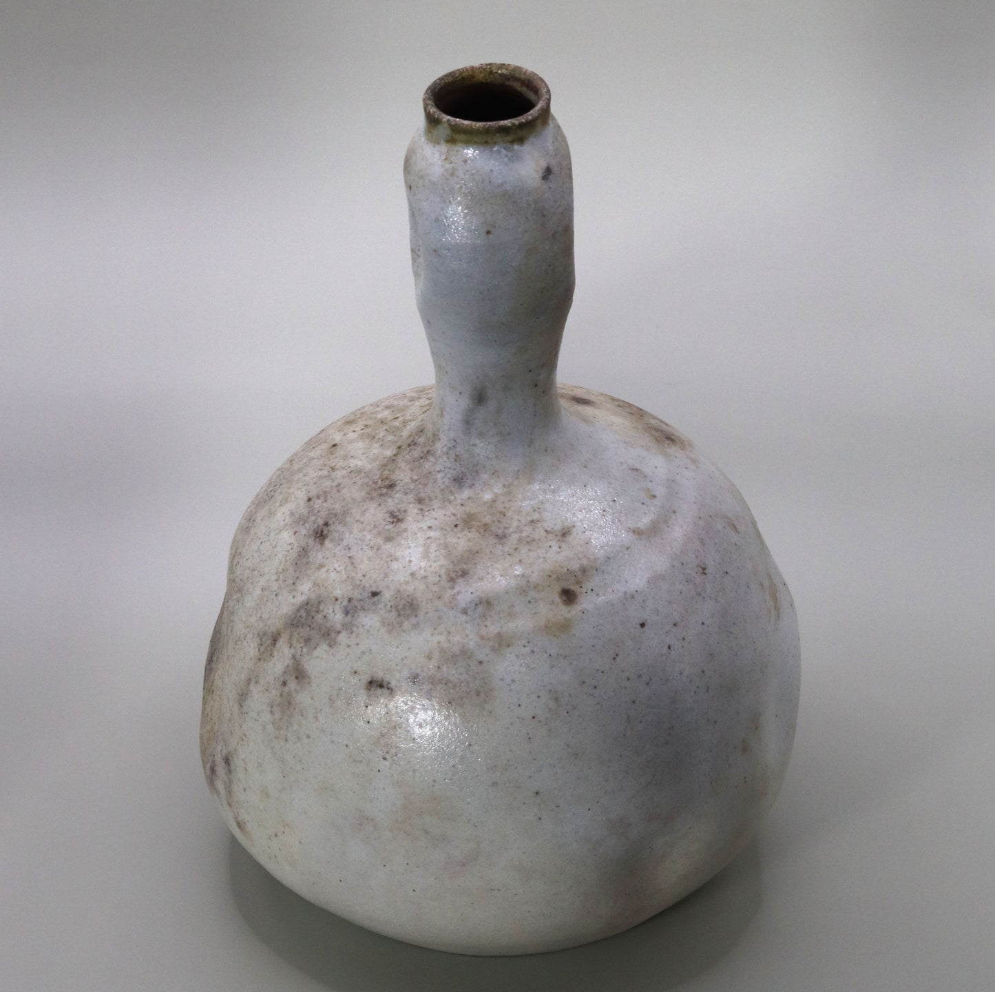 White gourd-shaped vase by Naosaku