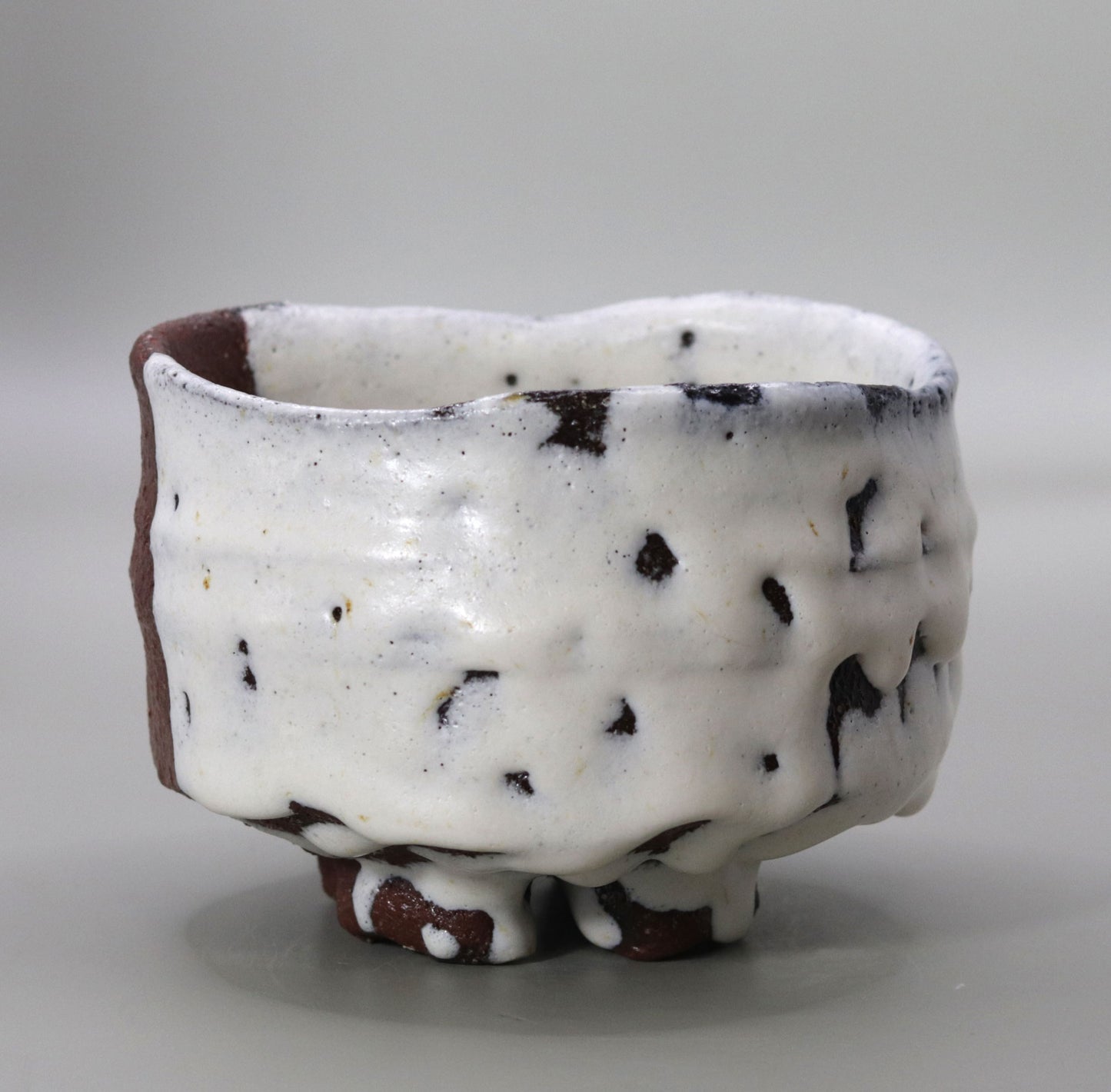 Porcelain tea bowl with a milky glaze by Nishihata Tadashi