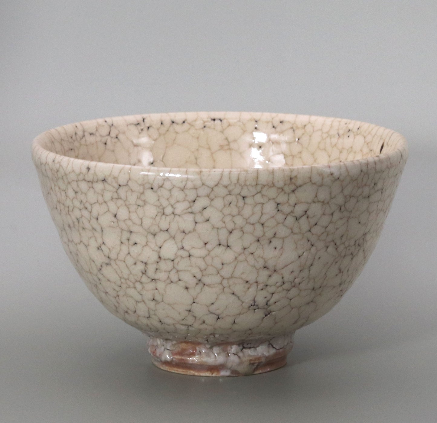 White Tanba tea bowl, made by Naosaku, with signature of the head of the family