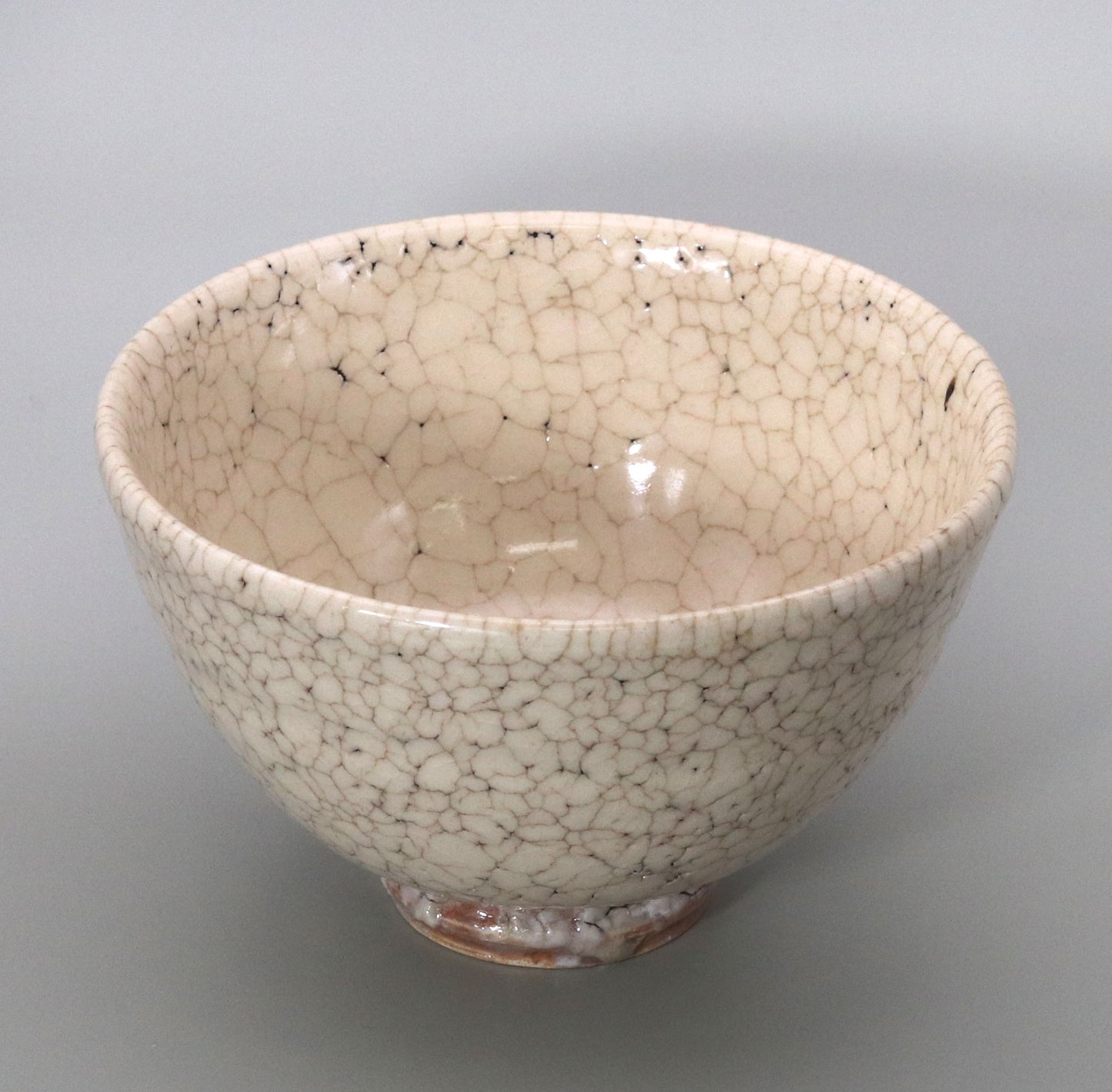 White Tanba tea bowl, made by Naosaku, with signature of the head of the family