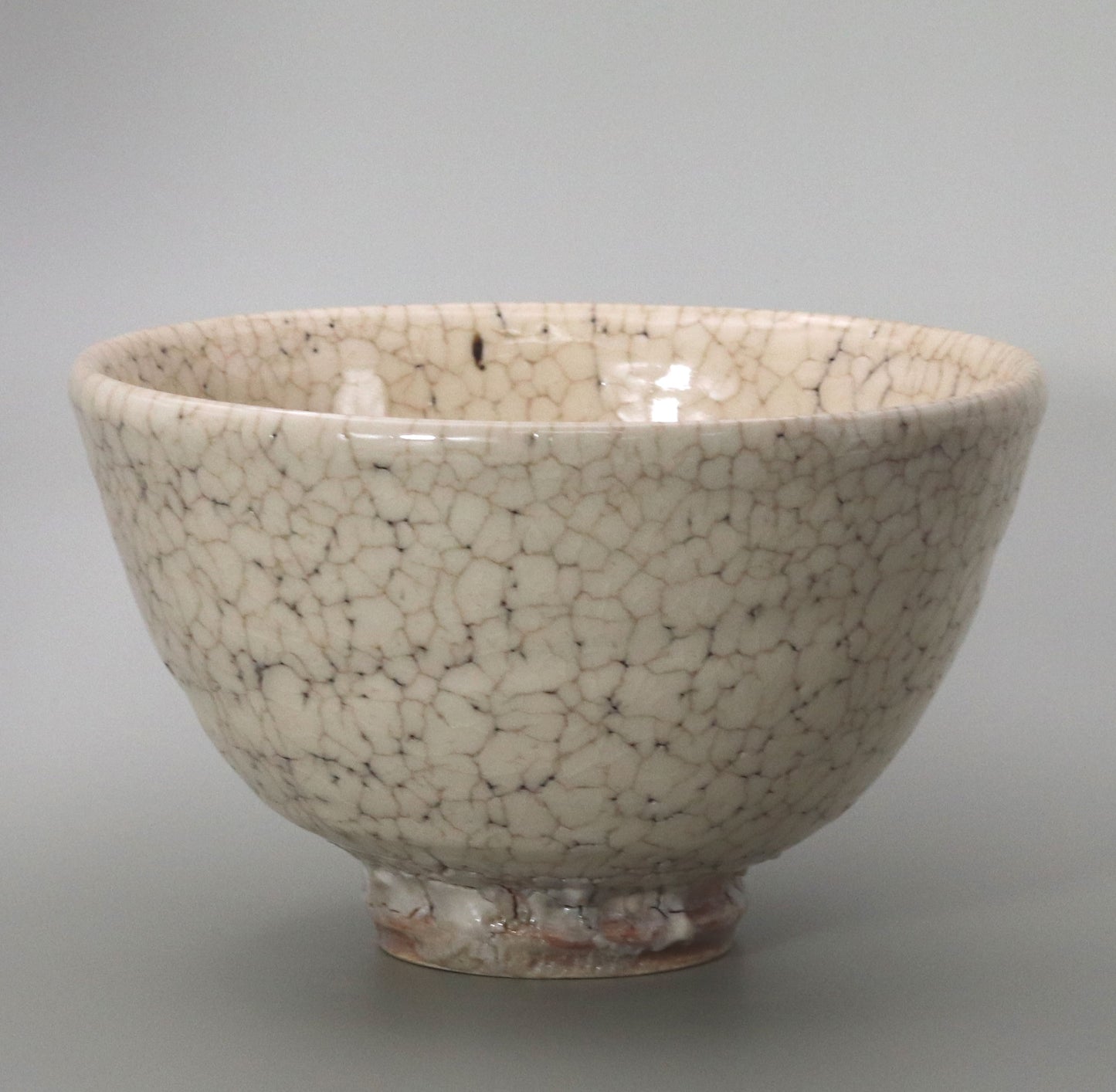 White Tanba tea bowl, made by Naosaku, with signature of the head of the family