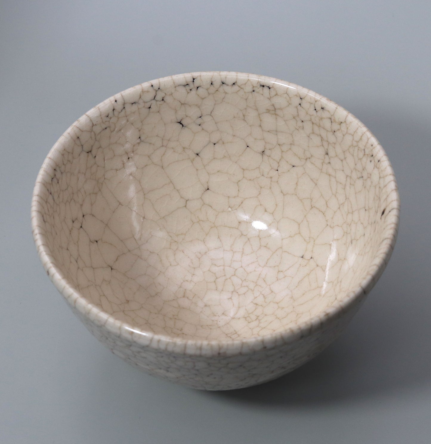 White Tanba tea bowl, made by Naosaku, with signature of the head of the family