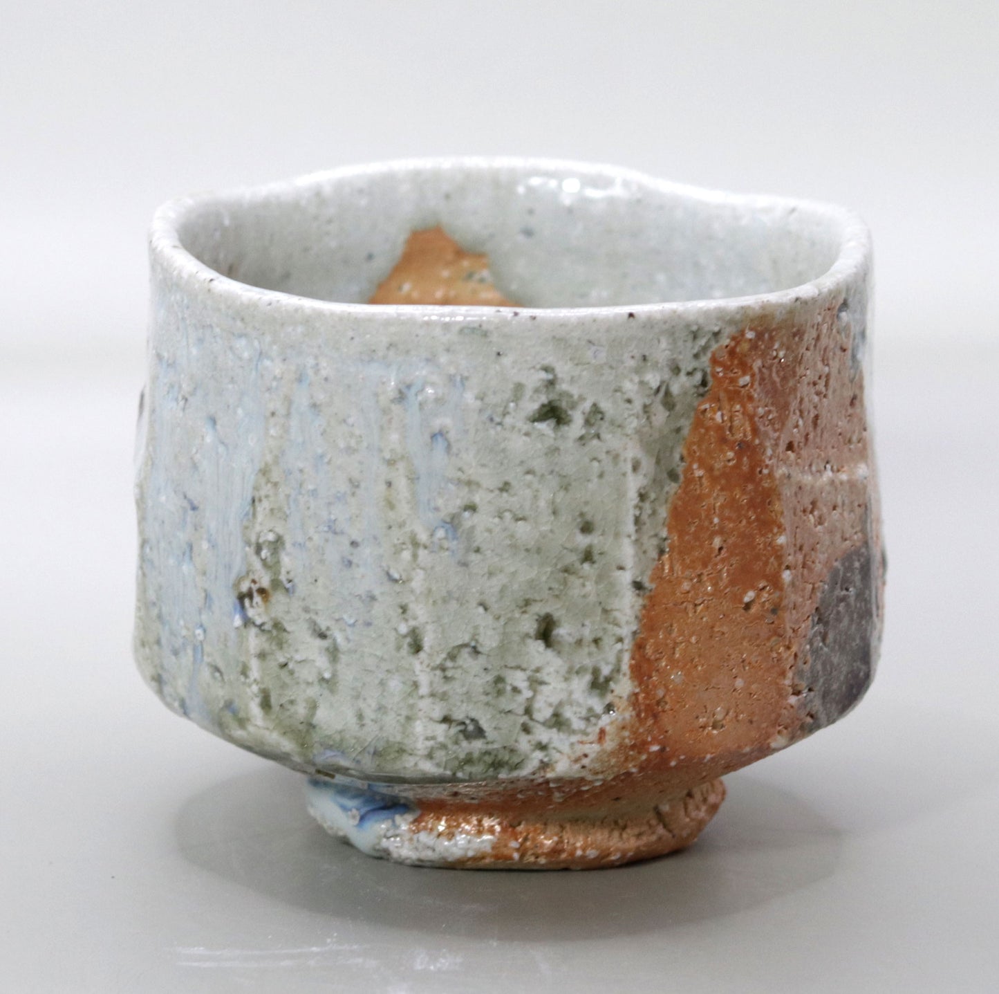 Commanding presence ash-glazed tea bowl by Nishihata Tadashi