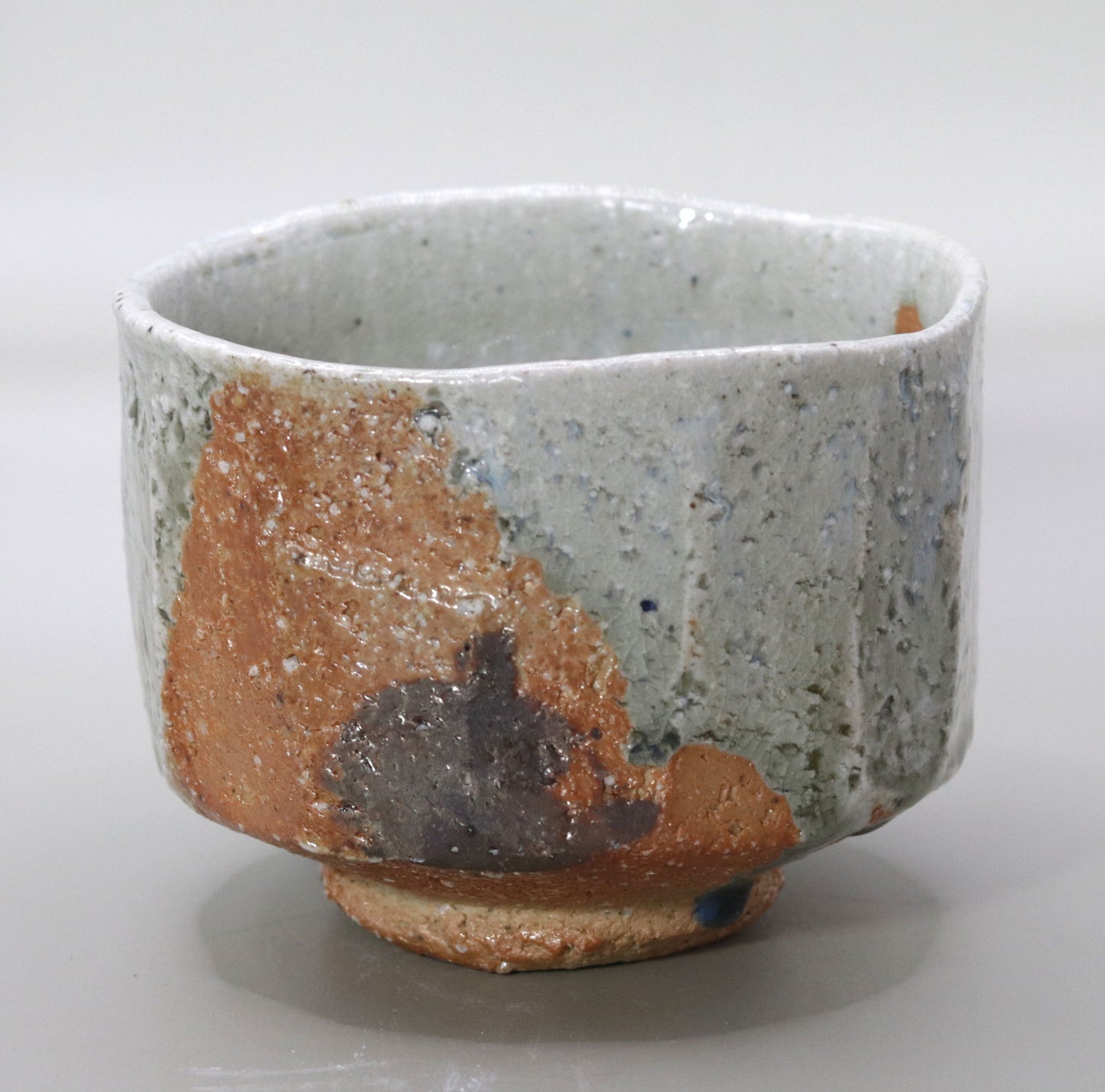 Commanding presence ash-glazed tea bowl by Nishihata Tadashi