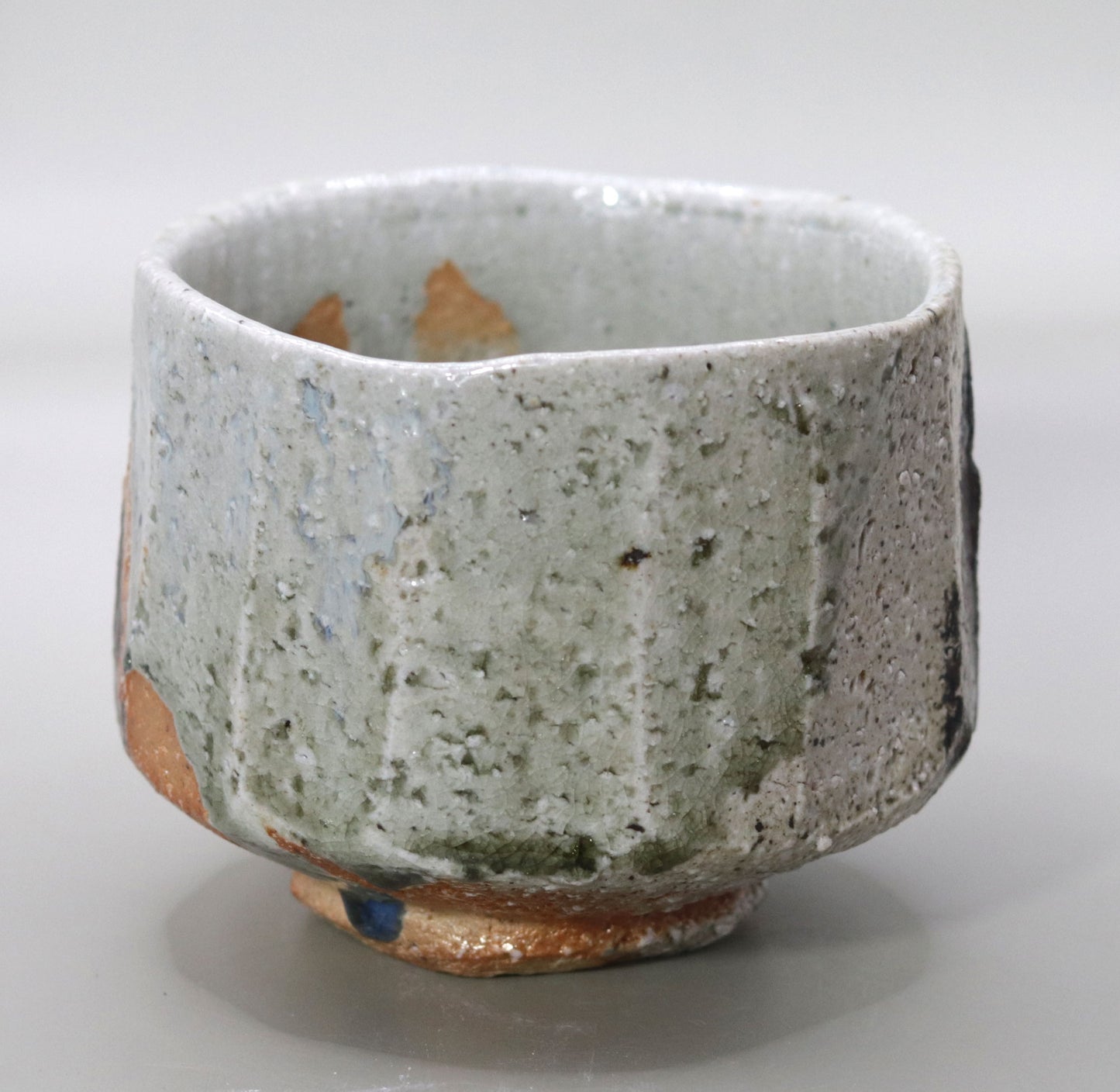 Commanding presence ash-glazed tea bowl by Nishihata Tadashi