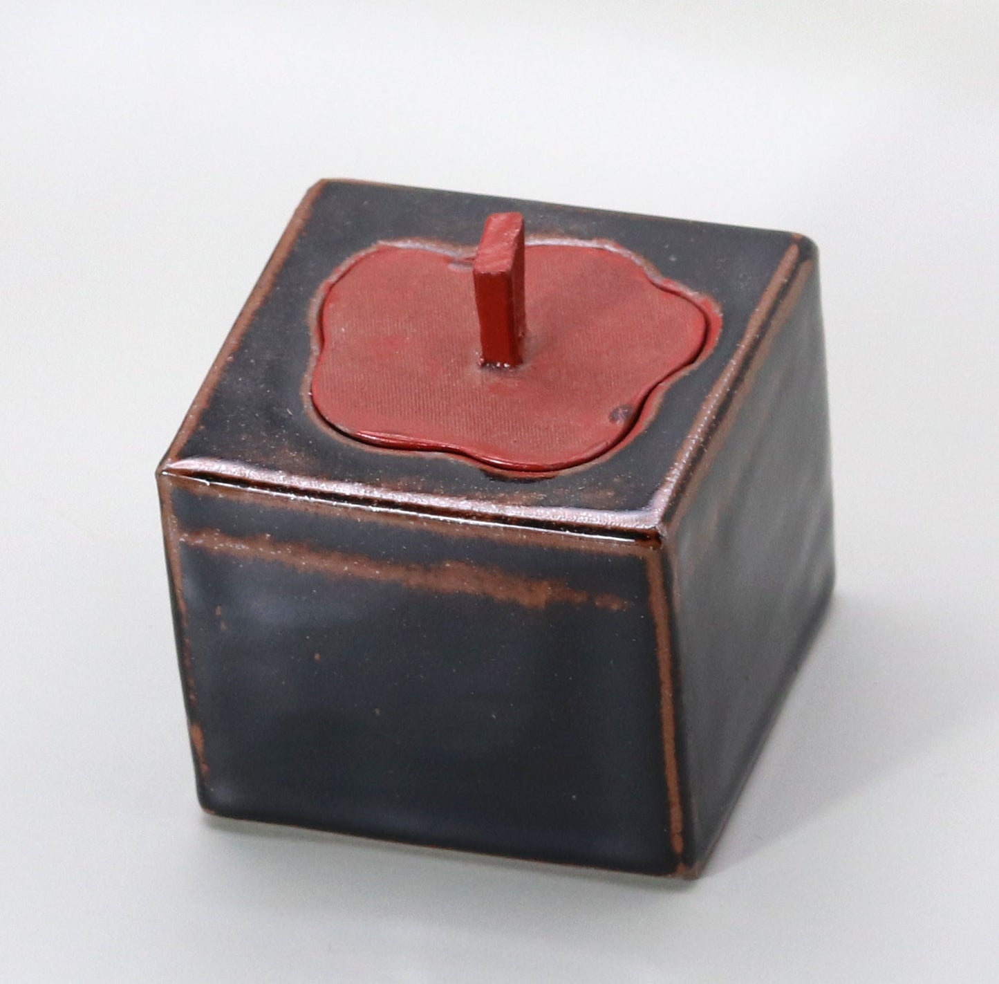 Ceramic box by Toshinari Ichino