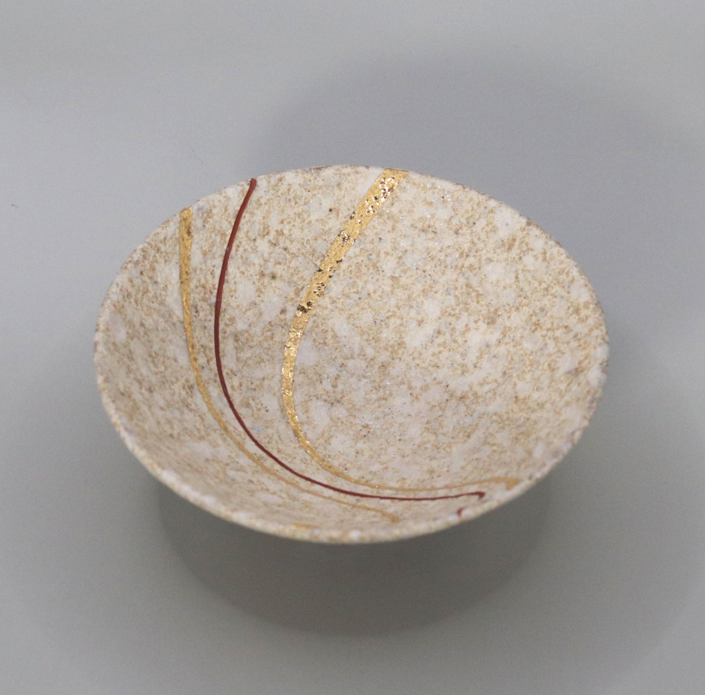 Blown mud white Tamba gold-painted sake cup by Ichiji Shimizu