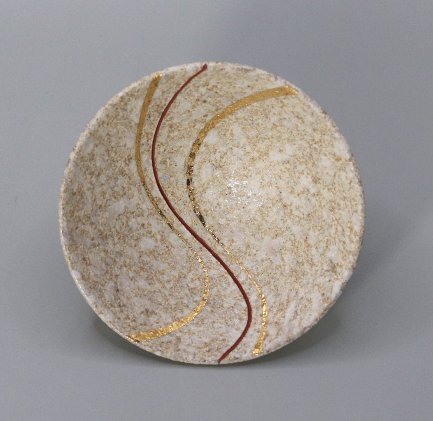 Blown mud white Tamba gold-painted sake cup by Ichiji Shimizu