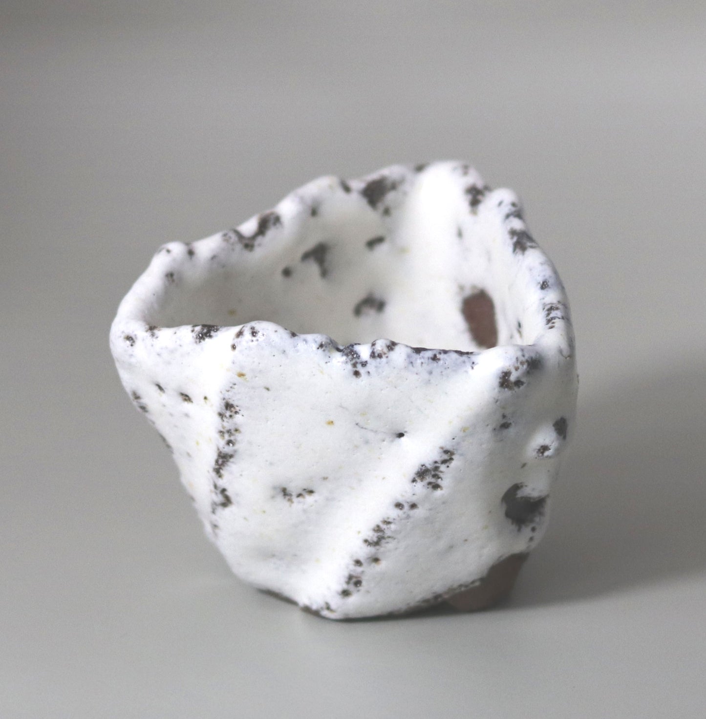 Tanba straw white glaze sake cup by Nishihata Tadashi