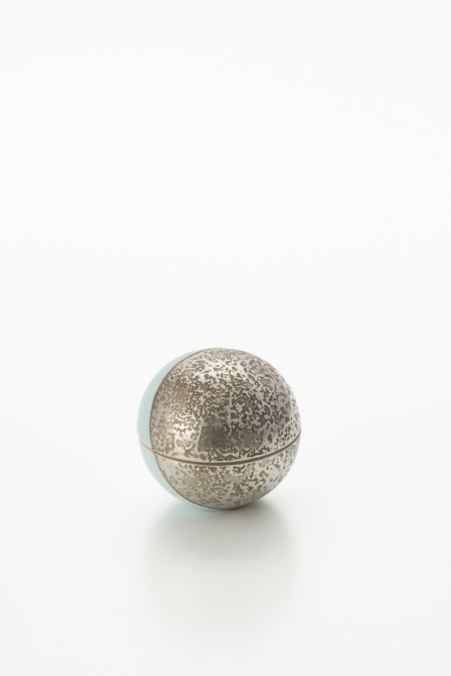 青白磁銀彩丸合子  松川和弘