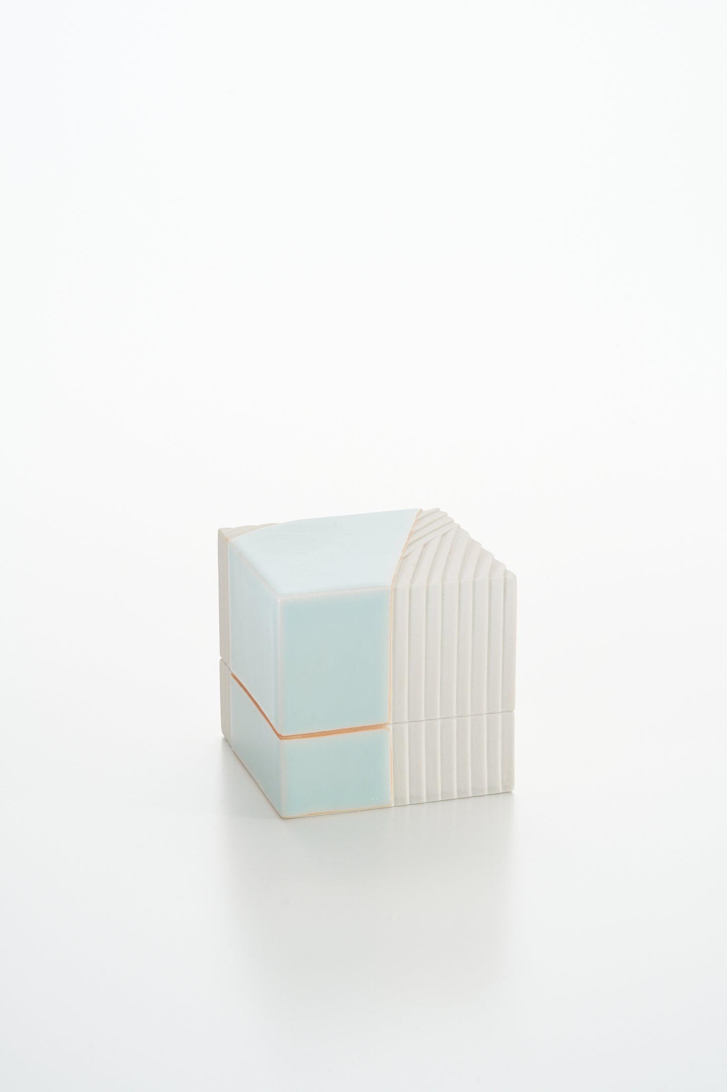 青白磁陶筥「緋」  松川和弘