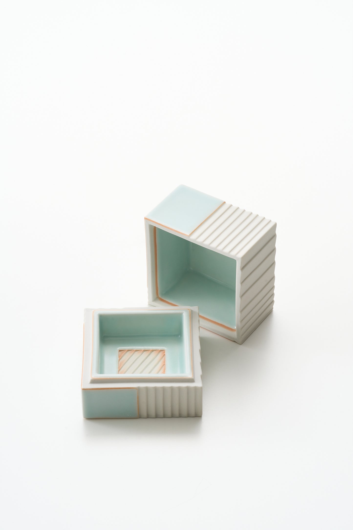 青白磁陶筥「緋」  松川和弘