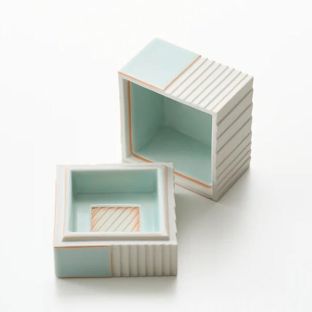 Blue and white porcelain box "Scarlet" by Kazuhiro Matsukawa